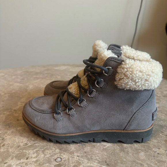 SOREL NL3337 Harlow Lace
Cozy WMNs 6 Gray Suede Ivory Shearling Laceup Boots - Picture 3 of 8